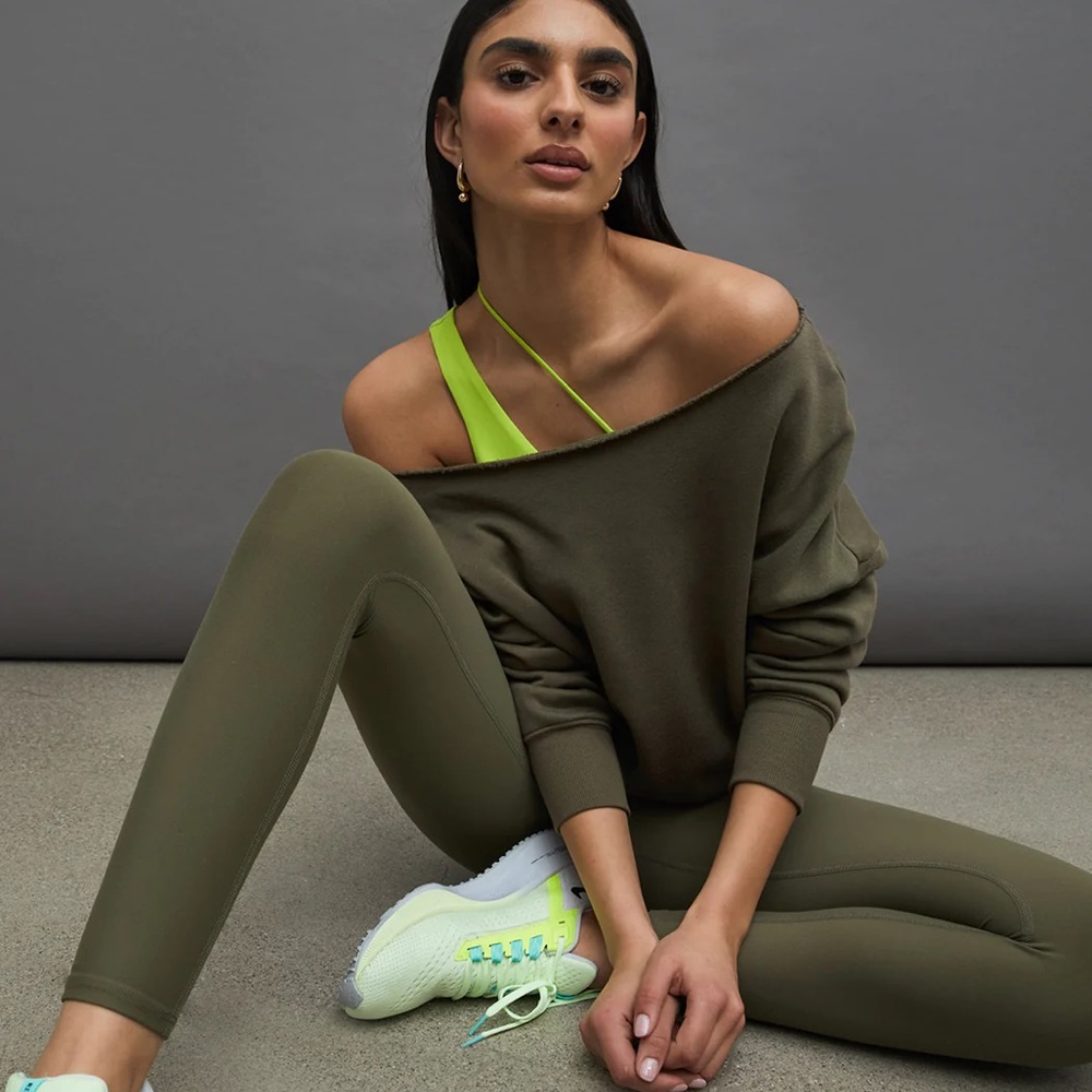 CARBON38: off shoulder sweatshirt